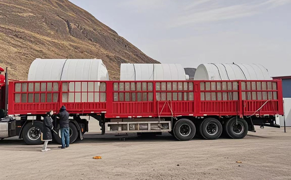 永靖塑料桶装车完毕准备运输中