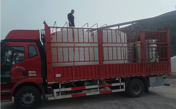 永靖立式运输桶安排发货现场